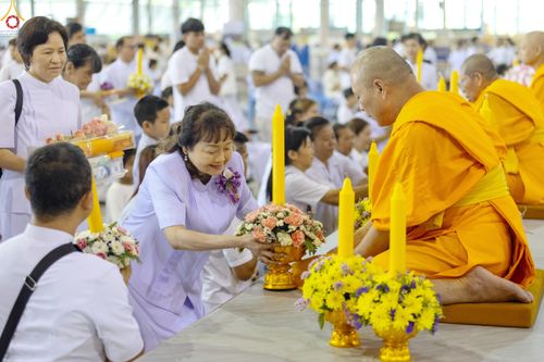 ภาพ No.337774:วันอาทิตย์ต้นเดือน 5 กรกฎาคม พ.ศ.2569 พิธีตักบาตรข้าวสารอาหารแห้ง  ณ บ้านแก้วเรือนทองคุณยายฯ วัดพระธรรมกาย