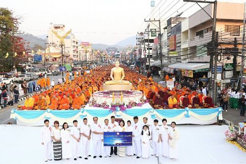ภาพ No.15864:ประมวลภาพตักบาตรพระ 3 แผ่นดิน พระ 10,000 รูป ปีที่ 2 จ.เชียงราย