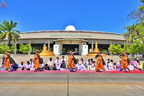 ภาพ No.304815:วันที่ 25 มกราคม พ.ศ. 2569 พิธีต้อนรับพระธรรมยาตรา (ภาพชุดที่ 2) รร.สามัคคีราษฏร์บำรุง-วัดพระธรรมกาย ในโครงการธรรมยาตรา กตัญญูบูชา มหาปูชนียาจารย์ พระมงคลเทพมุนี(สด จนฺทสโร) พระผู้ปราบมาร อนุสรณ์สถาน 7 แห่ง ปีที่ 14
