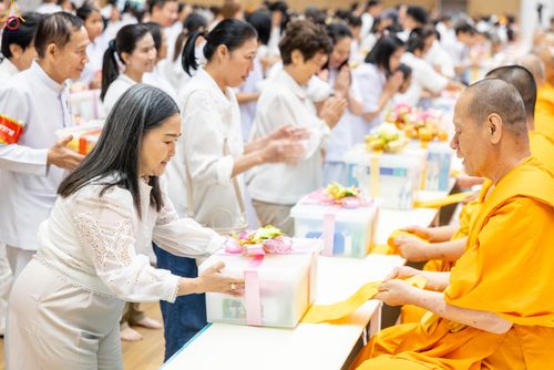 ภาพ No.280597:วันที่ 28 ธันวาคม พ.ศ.2568 พิธีถวายอุปกรณ์ทำความสะอาด ณ ห้องแก้วสารพัดนึก วัดพระธรรมกาย