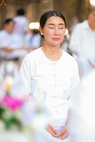 ภาพ No.290026:วันที่ 6 มกราคม พ.ศ. 2569 พิธีจุดประทีปถวายเป็นพุทธบูชา และบูชาธรรมมหาปูชนียาจารย์ (ภาพชุดที่ 2) ณ อนุสรณ์สถานมหาวิหารพระมงคลเทพมุนี (โลตัสแลนด์) อ.สองพี่น้อง จ.สุพรรณบุรี ในโครงการธรรมยาตรา กตัญญูบูชา มหาปูชนียาจารย์ พระมงคลเทพมุนี(สด จนฺทสโร) พระผู้ปรา