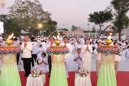 ภาพ No.294040:วันที่ 13 มกราคม พ.ศ. 2569 พิธีจุดประทีปถวายเป็นพุทธบูชา และบูชาธรรมมหาปูชนียาจารย์  (ภาพชุดที่ 2) ณ วัดสองพี่น้อง ต.ต้นตาล อ.สองพี่น้อง จ.สุพรรณบุรี ในโครงการธรรมยาตรา กตัญญูบูชา มหาปูชนียาจารย์ พระมงคลเทพมุนี(สด จนฺทสโร) พระผู้ปราบมาร อนุสรณ์สถาน 7 แห่