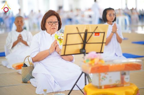 ภาพ No.320672:วันที่ 11 เมษายน พ.ศ.2569 พิธีถวายภัตตาหารเมนูสวรรค์ เพื่อการบรรลุธรรม ณ หอฉันคุณยายอาจารย์ฯ วัดพระธรรมกาย