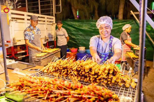 ภาพ No.288166:วันที่ 5 มกราคม พ.ศ. 2569 พิธีถวายภัตตาหารเป็นสังฆทาน แด่พระธรรมยาตรา ในโครงการธรรมยาตรา กตัญญูบูชา มหาปูชนียาจารย์ พระมงคลเทพมุนี(สด จนฺทสโร) พระผู้ปราบมาร อนุสรณ์สถาน 7 แห่ง ปีที่ 14 ณ อนุสรณ์สถานมหาวิหารพระมงคลเทพมุนี (โลตัสแลนด์) อ.สองพี่น้อง จ.สุพรร