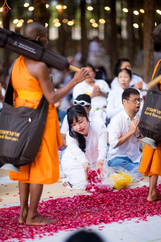 ภาพ No.287507:วันที่ 3 มกราคม พ.ศ. 2569 พิธีต้อนรับพระธรรมยาตรา ในโครงการธรรมยาตรา กตัญญูบูชา มหาปูชนียาจารย์ พระมงคลเทพมุนี(สด จนฺทสโร) พระผู้ปราบมาร อนุสรณ์สถาน 7 แห่ง ปีที่ 14 ณ อนุสรณ์สถานมหาวิหารพระมงคลเทพมุนี (โลตัสแลนด์) อ.สองพี่น้อง จ.สุพรรณบุรี