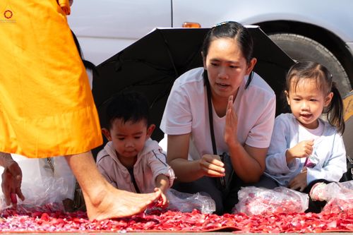 ภาพ No.304177:วันที่ 25 มกราคม พ.ศ. 2569 พิธีต้อนรับพระธรรมยาตรา  รร.สามัคคีราษฏร์บำรุง-วัดพระธรรมกาย ในโครงการธรรมยาตรา กตัญญูบูชา มหาปูชนียาจารย์ พระมงคลเทพมุนี(สด จนฺทสโร) พระผู้ปราบมาร อนุสรณ์สถาน 7 แห่ง ปีที่ 14