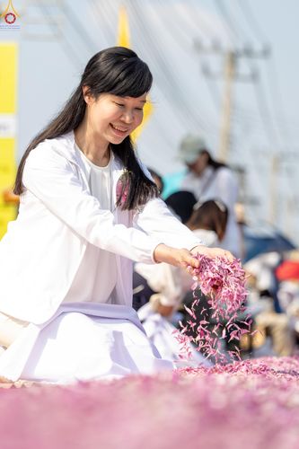 ภาพ No.299360:วันที่ 18 มกราคม พ.ศ. 2569 พิธีต้อนรับพระธรรมยาตรา ณ อนุสรณ์สถานลำดับที่ 5 สถานที่เผยแผ่วิชชาธรรมกายครั้งแรก อนุสรณ์สถานบางปลา วัดบางปลา อำเภอบางเลน จังหวัดนครปฐม ในโครงการธรรมยาตรา กตัญญูบูชา มหาปูชนียาจารย์ พระมงคลเทพมุนี(สด จนฺทสโร) พระผู้ปราบมาร อนุส