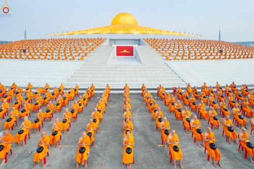 ภาพ No.279702:วันที่ 1 มกราคม พ.ศ.2569 พิธีตักบาตรในวันขึ้นปีใหม่ ณ ลานธรรม วัดพระธรรมกาย