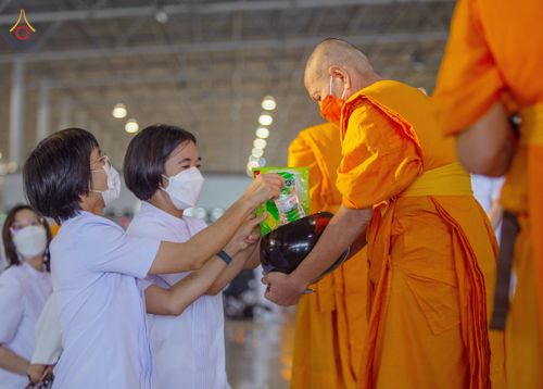 ภาพ No.76822:พิธีตักบาตรข้าวสารอาหารแห้ง  ณ บ้านแก้วเรือนทองคุณยายฯ สภาธรรมกายสากล  วัดพระธรรมกาย จ.ปทุมธานี  ในวันอาทิตย์ต้นเดือนที่ 6 มีนาคม พ.ศ. 2566