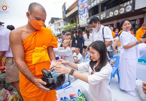 ภาพ No.126246:พิธีทำบุญเมืองนครราชสีมา ฉลอง 556 ปี ตักบาตรพระ 10,000 รูป ในวันเสาร์ที่ 2 มีนาคม พ.ศ.2567 ณ อนุสาวรีย์ท้าวสุรนารี จ.นครราชสีมา จัดโดย คณะสงฆ์จังหวัดนครราชสีมา ร่วมกับสำนักงานจังหวัดนครราชสีมา
