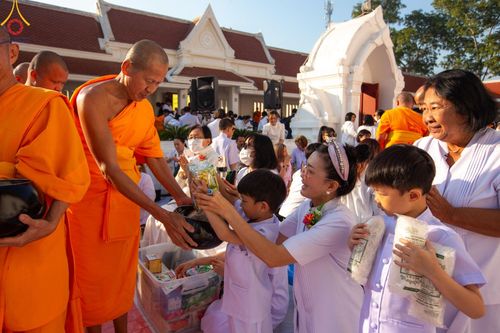 ภาพ No.197842:พิธีตักบาตรพระธรรมยาตรา ณ อนุสรณ์สถานลำดับที่ 4 สถานที่เกิดด้วยกายธรรม วัดโบสถ์(บน) ต.บางคูเวียง จ.นนทบุรี ในโครงการธรรมยาตรา กตัญญูบูชา มหาปูชนียาจารย์ พระมงคลเทพมุนี(สด จนฺทสโร) พระผู้ปราบมาร อนุสรณ์สถาน 7 แห่ง ปีที่ 13 วันที่ 19 มกราคม พ.ศ. 2568