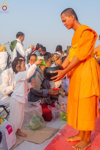 ภาพ No.201231:พิธีตักบาตรพระธรรมยาตรา ณ อนุสรณ์สถานลำดับที่ 5 สถานที่เผยแผ่วิชชาธรรมกายครั้งแรก อนุสรณ์สถานบางปลา วัดบางปลา อำเภอบางเลน จังหวัดนครปฐม ในโครงการธรรมยาตรา กตัญญูบูชา มหาปูชนียาจารย์ พระมงคลเทพมุนี(สด จนฺทสโร) พระผู้ปราบมาร อนุสรณ์สถาน 7 แห่ง ปีที่ 13