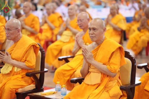 ภาพ No.60148:พิธีเจริญพระพุทธมนต์ "ฉลองอายุวัฒนมงคล 80 ปี หลวงพ่อธัมมชโย" พิธีถวายไทยธรรม คณะสงฆ์ 10,000 กว่าวัดทั่วประเทศ ในวันคุ้มครองโลก วันจันทร์ที่ 22 เมษายน พ.ศ. 2567 ณ สภาธรรมกายสากล วัดพระธรรมกาย จ.ปทุมธานี