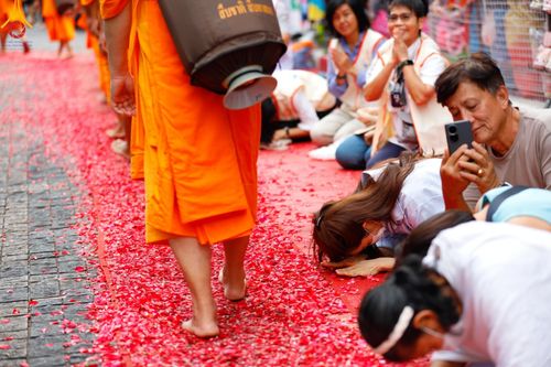 ภาพ No.128401:พิธีอัญเชิญพระบรมสารีริกธาตุ " ใจกลางเมืองนครหาดใหญ่ " เพื่อประดิษฐาน ณ มหารัตนเจดีย์สิริปทุมสวรรค์ (เจดีย์อริยพุทธะ 5 พระองค์) ศูนย์ปฏิบัติธรรมภาคใต้ อ.บางกล่ำ จ.สงขลา  วันที่ 9 มีนาคม พ.ศ.2567 (ชุดที่ 1)