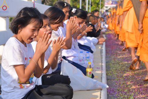 ภาพ No.110592:พิธีต้อนรับพระธรรมยาตรา ในโครงการธรรมยาตรากตัญญูบูชา มหาปูชนียาจารย์ พระมงคลเทพมุนี(สด จนฺทสโร) พระผู้ปราบมาร อนุสรณ์สถาน 7 แห่ง ปีที่ 12 วันที่ 11 มกราคม พ.ศ. 2567 ณ อนุสรณ์สถานลำดับที่ 3 สถานที่เกิดใหม่ในเพศสมณะ วัดสองพี่น้อง จ.สุพรรณบุรี