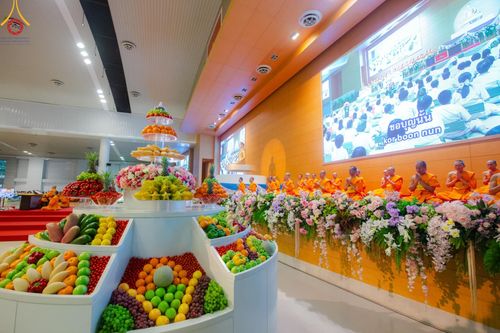 ภาพ No.139269:พิธีตักบาตร , พิธีบูชาข้าวพระ ณ ห้องแก้วสารพัด 1 สภาธรรมกายสากล วัดพระธรรมกาย วันอาทิตย์ต้นเดือนที่ 2 มิถุนายน พ.ศ. 2567