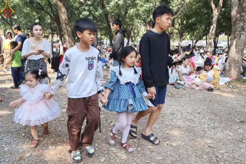 ภาพ No.194069:วัดพระธรรมกาย จัดงานวันเด็กแห่งชาติ ประจำปี พ.ศ.2568 ออกร้านอาหาร 200 ร้าน มอบของขวัญหลายหมื่นชิ้น วันที่ 12 มกราคม พ.ศ. 2568 วัดพระธรรมกาย อ.คลองหลวง จ.ปทุมธานี