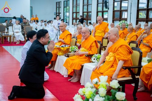 ภาพ No.314433:วันพฤหัสบดีที่ 19 มีนาคม พ.ศ. 2569 พิธีบำเพ็ญกุศล คุณพ่อณรงค์ จินตมากุล โยมบิดา พระครูปลัดรัตนวีรวัฒน์ (รังสฤษดิ์ อิทฺธิจินตโก) ที่ปรึกษาเจ้าคณะจังหวัดปทุมธานี เจ้าอาวาสวัดพระธรรมกาย  ณ ห้องปลูกศรัทธา 2 วัดพระธรรมกาย ปทุมธานี