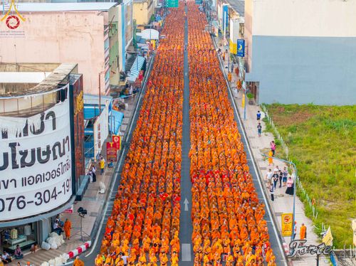 ภาพ No.343156:วันอาทิตย์ที่ 16 สิงหาคม พ.ศ.2569 พิธีตักบาตรพระ 10,000 รูป นานาชาติ ปีที่ 23 คณะสงฆ์ 4 ประเทศ 14 จังหวัดภาคใต้ น้อมถวายเป็นพุทธบูชา ทำบุญเพื่อแม่- พ่อ ณ ถนนนิพัทธ์อุทิศ 3 อ.หาดใหญ่ จ.สงขลา