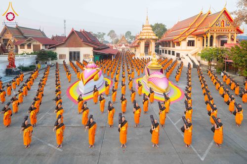 ภาพ No.297372:วันที่ 15 มกราคม พ.ศ.2569 พระธรรมยาตราปฏิบัติธรรมและถ่ายภาพหมู่ประวัติศาสตร์ อนุสรณ์สถานลำดับที่ 4 สถานที่เกิดด้วยกายธรรม  ณ วัดโบสถ์บน ต.บางคูเวียง จ.นนทบุรี ในโครงการธรรมยาตรา กตัญญูบูชา มหาปูชนียาจารย์ พระมงคลเทพมุนี(สด จนฺทสโร) พระผู้ปราบมาร อนุสรณ์ส