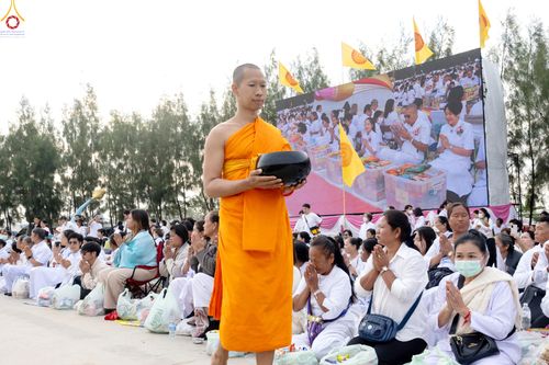 ภาพ No.302632:วันที่ 24 มกราคม พ.ศ. 2569 พิธีตักบาตรพระธรรมยาตรา(ภาพชุดที่ 2) ณ อนุสรณ์สถานลำดับที่ 5 สถานที่เผยแผ่วิชชาธรรมกายครั้งแรก อนุสรณ์สถานบางปลา วัดบางปลา อำเภอบางเลน จังหวัดนครปฐม ในโครงการธรรมยาตรา กตัญญูบูชา มหาปูชนียาจารย์ พระมงคลเทพมุนี(สด จนฺทสโร) พระผู
