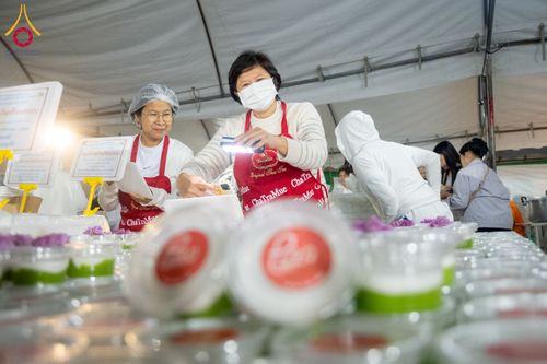 ภาพ No.291312:วันที่ 10 มกราคม พ.ศ. 2569 พิธีถวายภัตตาหารเป็นสังฆทาน แด่พระธรรมยาตรา ณ อนุสรณ์สถานคลองบางนางแท่น อ.สามพราน จ.นครปฐม ในโครงการธรรมยาตรา กตัญญูบูชา มหาปูชนียาจารย์ พระมงคลเทพมุนี(สด จนฺทสโร) พระผู้ปราบมาร อนุสรณ์สถาน 7 แห่ง ปีที่ 14