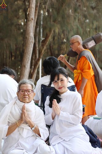 ภาพ No.292805:วันที่ 11 มกราคม พ.ศ. 2569 พิธีต้อนรับพระธรรมยาตรา ณ อนุสรณ์สถานลำดับที่ 3 สถานที่เกิดในเพศสมณะ วัดสองพี่น้อง อำเภอสองพี่น้อง จังหวัดสุพรรณบุรี ในโครงการธรรมยาตรา กตัญญูบูชา มหาปูชนียาจารย์ พระมงคลเทพมุนี(สด จนฺทสโร) พระผู้ปราบมาร อนุสรณ์สถาน 7 แห่ง ปีที