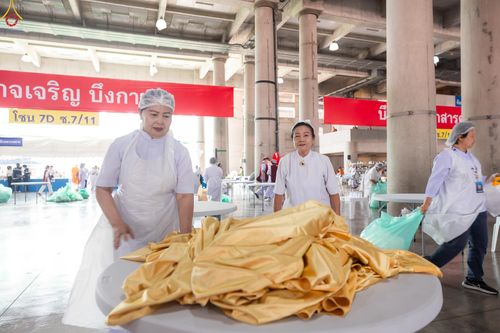 ภาพ No.325909:วันที่ 22 เมษายน พ.ศ.2569(วันคุ้มครองโลก) งานถวายมหาสังฆทาน 40,000 กว่าวัดทั่วประเทศ เจ้าหน้าที่ สาธุชน ร่วมใจจัดเตรียมภัตตาหารเพล (ชุด 2)