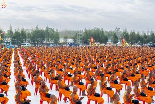 ภาพ No.302591:วันที่ 24 มกราคม พ.ศ. 2569 พิธีตักบาตรพระธรรมยาตรา(ภาพชุดที่ 2) ณ อนุสรณ์สถานลำดับที่ 5 สถานที่เผยแผ่วิชชาธรรมกายครั้งแรก อนุสรณ์สถานบางปลา วัดบางปลา อำเภอบางเลน จังหวัดนครปฐม ในโครงการธรรมยาตรา กตัญญูบูชา มหาปูชนียาจารย์ พระมงคลเทพมุนี(สด จนฺทสโร) พระผู