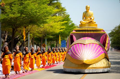 ภาพ No.304572:วันที่ 25 มกราคม พ.ศ. 2569 พิธีต้อนรับพระธรรมยาตรา (ภาพชุดที่ 2) รร.สามัคคีราษฏร์บำรุง-วัดพระธรรมกาย ในโครงการธรรมยาตรา กตัญญูบูชา มหาปูชนียาจารย์ พระมงคลเทพมุนี(สด จนฺทสโร) พระผู้ปราบมาร อนุสรณ์สถาน 7 แห่ง ปีที่ 14