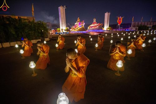 ภาพ No.122242:พิธีจุดประทีปถวายเป็นพุทธบูชา และบูชาธรรมมหาปูชนียาจารย์ พระมงคลเทพมุนี(สด จนฺทสโร) ในโครงการธรรมยาตรา กตัญญูบูชา มหาปูชนียาจารย์ พระมงคลเทพมุนี(สด จนฺทสโร) พระผู้ปราบมาร อนุสรณ์สถาน 7 แห่ง ปีที่ 12 วันที่ 31 มกราคม พ.ศ. 2567 ณ วัดพระธรรมกาย จ.ปทุมธานี (