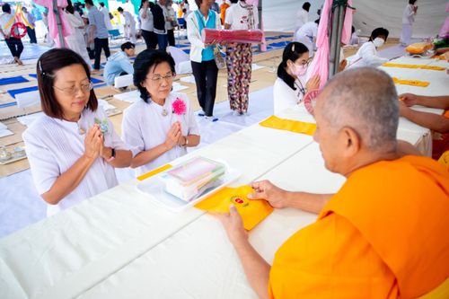 ภาพ No.201455:พิธีถวายภัตตาหารเป็นสังฆทาน แด่พระธรรมยาตรา ณ อนุสรณ์สถานบางปลา วัดบางปลา อำเภอบางเลน จังหวัดนครปฐม ในโครงการธรรมยาตรา กตัญญูบูชา มหาปูชนียาจารย์ พระมงคลเทพมุนี(สด จนฺทสโร) พระผู้ปราบมาร อนุสรณ์สถาน 7 แห่ง ปีที่ 13 วันที่ 25 มกราคม พ.ศ. 2568