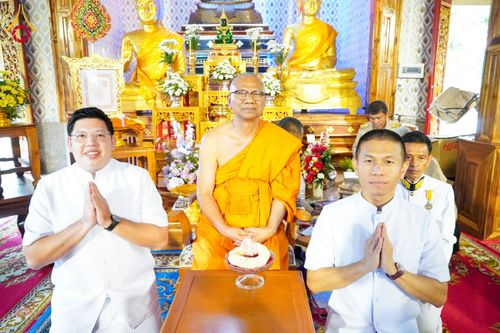 ภาพ No.146715:พิธีต้อนรับสัญญาบัตร พัดยศ ผ้าไตร ในโอกาสที่พระบาทสมเด็จพระเจ้าอยู่หัว ทรงพระกรุณาโปรดพระราชทานสัญญาบัตรตั้งสมณศักดิ์ พระวิมลศาสนวิเทศ (สำรวจ กมโล) เจ้าอาวาสวัดไทยนอร์เวย์ เป็นพระราชาคณะชั้นราช ในราชทินนามที่ “พระราชวชิรศาสนวิเทศ”