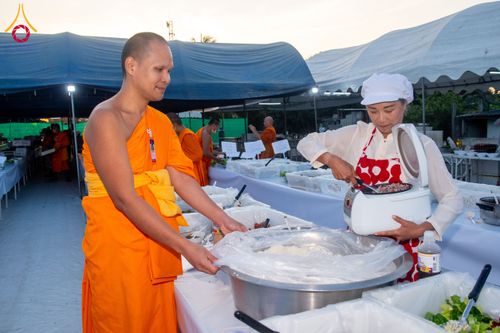 ภาพ No.193617:สาธุชนถวายภัตตาหารเป็นสังฆทาน แด่พระธรรมยาตรา ณ อนุสรณ์สถานคลองบางนางแท่น อ.สามพราน จ.นครปฐม ในโครงการธรรมยาตรา กตัญญูบูชา มหาปูชนียาจารย์ พระมงคลเทพมุนี(สด จนฺทสโร) พระผู้ปราบมาร อนุสรณ์สถาน 7 แห่ง ปีที่ 13 วันที่ 11 มกราคม พ.ศ. 2568