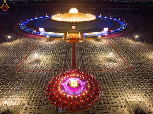 ภาพ No.160605:พิธีจุดประทีป 20,000 ดวง บูชาพระมหาธรรมกายเจดีย์ และบูชาพระมงคลเทพมุนี (สด จนฺทสโร) พระผู้ปราบมาร ณ ลานธรรม พระมหาธรรมกายเจดีย์ วัดพระธรรมกาย จ.ปทุมธานี วันที่ 10 ตุลาคม พ.ศ. 2567