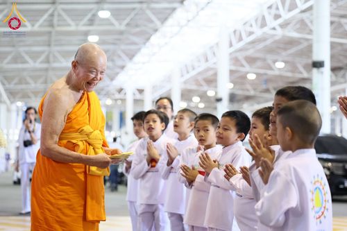 ภาพ No.185274:พิธีถวายมหาสังฆทาน 1,000 วัด ในวาระอายุวัฒนมงคล 84 ปี หลวงพ่อทัตตชีโว วันอาทิตย์ที่ 22 ธันวาคม พ.ศ. 2567 ณ สภาธรรมกายสากล วัดพระธรรมกาย