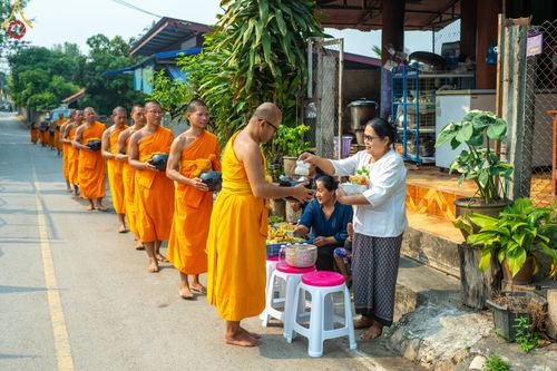 ภาพ No.137004:Photo Story  มหัศจรรย์วัดดงดินแดง Episode 5 กิจกรรมถ่ายภาพหมู่ประวัติศาสตร์ และตักบาตรฉลองพระ-เณรกว่า 500 รูป วันที่ 6 เมษายน พ.ศ. 2567