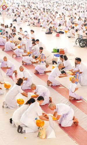 ภาพ No.133929:พิธีขอขมามอบผ้าไตร โครงการบรรพชาสามเณร ศูนย์อบรมวัดพระธรรมกาย ณ วัดพระธรรมกาย วันเสาร์ที่ 6 เมษายน พ.ศ. 2567