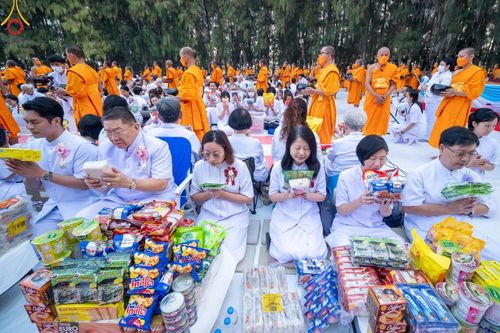 ภาพ No.107558:พิธีตักบาตรพระธรรมยาตราฯ ในโครงการธรรมยาตรากตัญญูบูชา มหาปูชนียาจารย์ พระมงคลเทพมุนี(สด จนฺทสโร) พระผู้ปราบมาร ปีที่ 12 ณ อนุสรณ์สถานมหาวิหารพระมงคลเทพมุนี อ.สองพี่น้อง จ.สุพรรณบุรี วันที่ 7 มกราคม พ.ศ. 2567