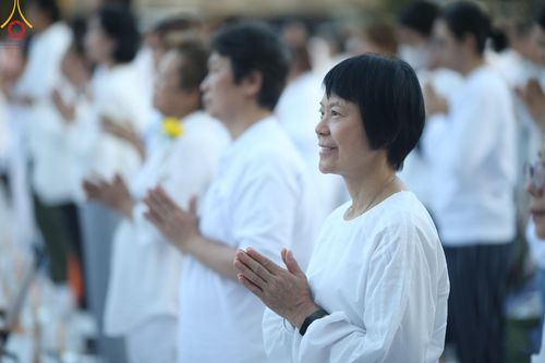 ภาพ No.192666:พิธีจุดประทีปถวายเป็นพุทธบูชา และบูชาธรรมมหาปูชนียาจารย์ ณ อนุสรณ์สถานคลองบางนางแท่น อ.สามพราน จ.นครปฐม ในโครงการธรรมยาตรา กตัญญูบูชา มหาปูชนียาจารย์ พระมงคลเทพมุนี(สด จนฺทสโร) พระผู้ปราบมาร อนุสรณ์สถาน 7 แห่ง ปีที่ 13 วันที่ 10 มกราคม พ.ศ. 2568