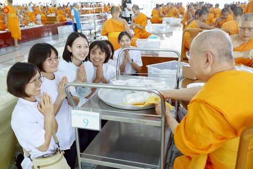 ภาพ No.231921:วันที่ 5 กรกฎาคม พ.ศ. 2568 พิธีถวายภัตตาหารเมนูสวรรค์ เพื่อการบรรลุธรรม ณ หอฉันคุณยายอาจารย์ฯ วัดพระธรรมกาย