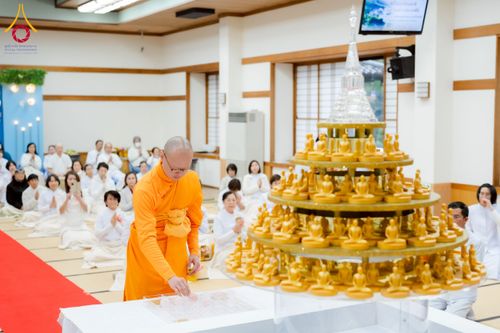 ภาพ No.220988:วันที่ 13 เมษายน พ.ศ. 2568 พิธีโปรยรัตนชาติปฐมเริ่มสถาปนาเจดีย์ และ พิธีเปิดหมู่บ้านปฏิบัติธรรม เพื่อการบรรลุธรรม ณ วัดป่าธรรมกายนานาชาติโทชิหงิ  ประเทศญี่ปุ่น