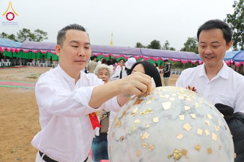ภาพ No.174120:พิธีวางศิลาฤกษ์มหาสมบัติ โปรยรัตนชาติบ่อมงคลเศรษฐี ติดแผ่นทอง ลูกนิมิต - ช่อฟ้า เพื่อสถาปนาสร้างอุโบสถ บูชาธรรม 80 ปีหลวงพ่อธัมมชโย ณ วัดทุ่งเจริญธรรม อ.อมก๋อย จ.เชียงใหม่ วันที่ 8 พฤศจิกายน พ.ศ. 2567