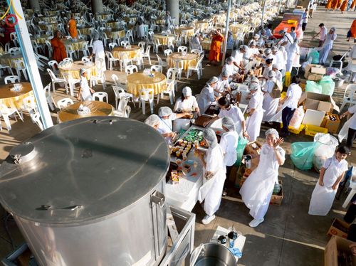 ภาพ No.219297:บรรยากาศการเดินทางเข้าวัดพระธรรมกาย , การต้อนรับปฏิสันถาร , การฉันภัตตาหารเช้า , การลงทะเบียนพระสังฆาธิการ  เนื่องในวันคุ้มครองโลก พิธีถวายมหาสังฆทานคณะสงฆ์ 40,000 กว่าวัดทั่วประเทศ ณ วัดพระธรรมกาย