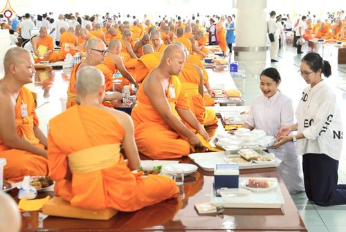 ภาพ No.234863:วันศุกร์ที่ 25 กรกฎาคม พ.ศ. 2568 (วันพระ แรม 15 ค่ำ เดือน 8) พิธีบุพเปตพลี ครั้งที่ 167 ร่วมอุทิศบุญแด่หมู่ญาติที่ล่วงลับไปแล้ว และสืบทอดอายุพระพุทธศาสนา ณ หอฉันคุณยายอาจารย์ฯ วัดพระธรรมกาย