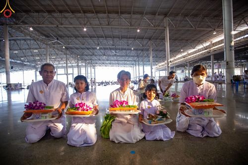 ภาพ No.123041:พิธีตักบาตร และพิธีบูชาข้าวพระ ในวันอาทิตย์ต้นเดือนที่ 4 กุมภาพันธ์ พ.ศ. 2567 ณ วัดพระธรรมกาย จ.ปทุมธานี