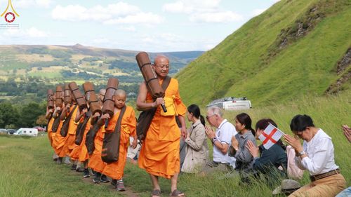 ภาพ No.148819:คณะสงฆ์และสามเณร วัดพระธรรมกายแมนเชสเตอร์  สหราชอาณาจักร จัดเดินธรรมยาตราที่ Peak District National Park , New Mills central , Upper Derwent Visitor Centre, Hope Valley วันอังคารที่ 6 สิงหาคม พ.ศ. 2567