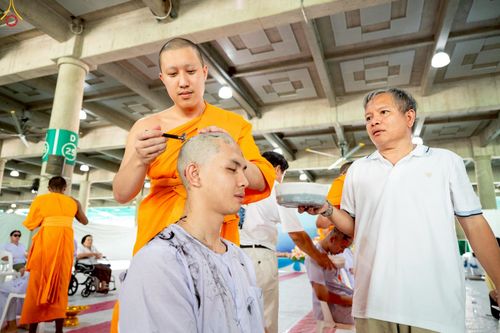 ภาพ No.228539:วันเสาร์ที่ 7 มิถุนายน พ.ศ. 2568 พิธีปลงผมโครงการอุปสมบทหมู่ธรรมทายาท ระดับอุดมศึกษา รุ่นที่ 52 ภาคฤดูฝน ณ วิหารคด 9 วัดพระธรรมกาย