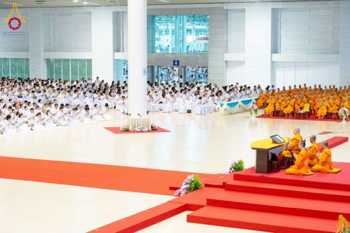 ภาพ No.232041:วันอาทิตย์ที่ 6 กรกฏาคม พ.ศ. 2568 พิธีตักบาตร ข้าวสารอาหารแห้ง  พิธีบูชาข้าวพระ สัมมนาพิเศษราชเหล็ก ณ สภาธรรมกายสากล วัดพระธรรมกาย