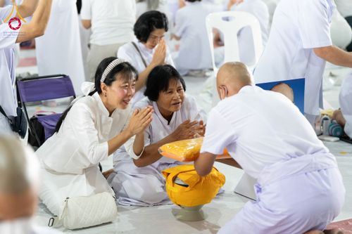 ภาพ No.62753:พิธีขอขมามอบผ้าไตร ในโครงการอุปสมบทหมู่ บูชาธรรมหลวงพ่อธัมมชโย พ.ศ.2567  โครงการอุปสมบทหมู่ธรรมทายาท ระดับอุดมศึกษา รุ่นที่51 (ภาคฤดูร้อน) โครงการบวชพระนานาชาติ AEC และ WAB รุ่นผู้บริหาร(รุ่นที่2) ณ ลานธรรม พระมหาธรรมกายเจดีย์ วันที่ 13 เมษายน พ.ศ. 2567